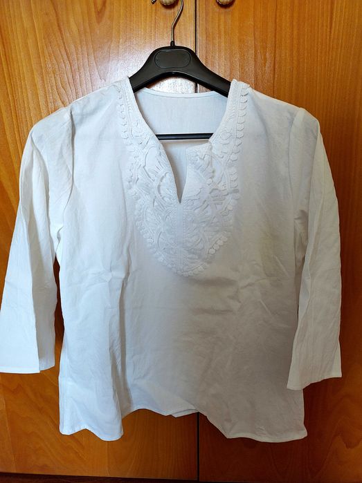 Blusa tipo túnica branca com renda