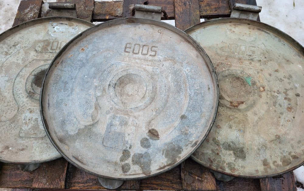 Metalowa pokrywa od kubła na śmieci