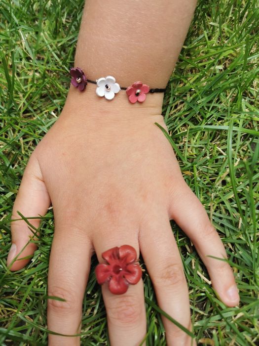 Bransoletka regulowana z kwiatkami ze skóry. Handmade, jak nowa