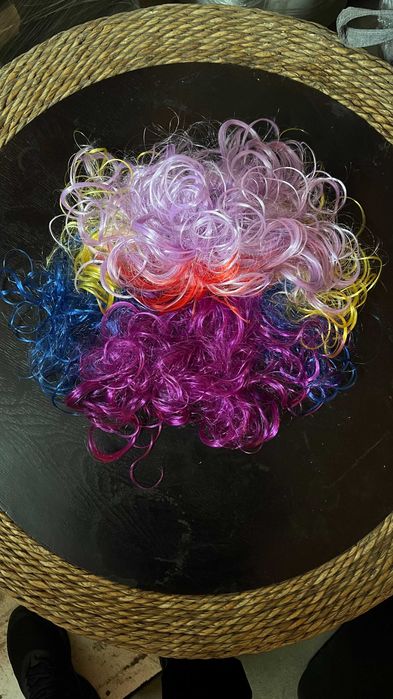 Святковий яскравий парик