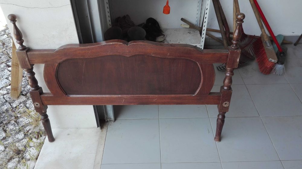 Cama individual em madeira maciça