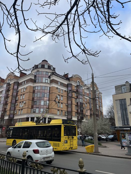 Продам двокімнатну в ЦЕНТРІ на Соборності 50