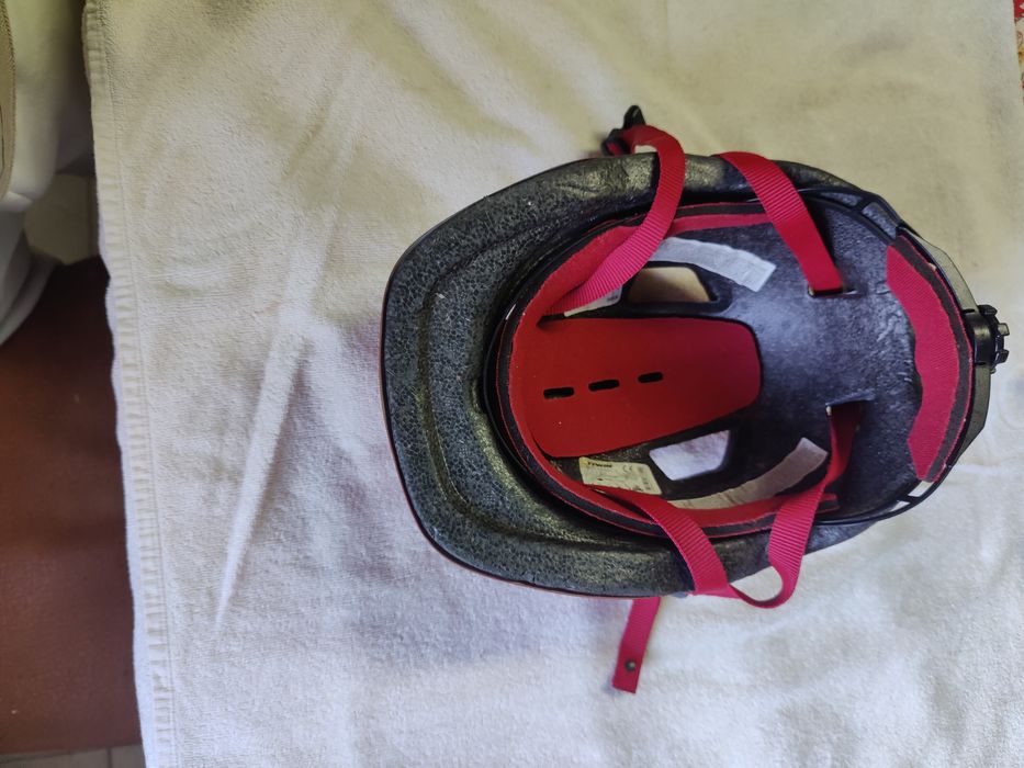 Capacete de bicicleta vermelho criança