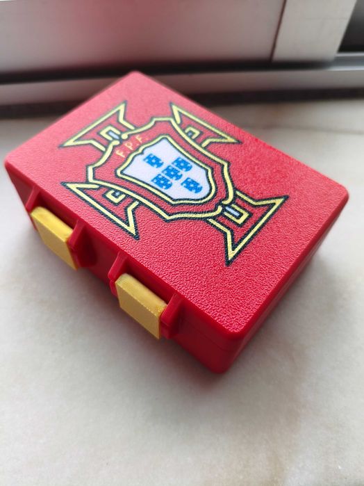 Caixa para cromos Mundial FIFA Panini 2026 feita em impressão 3D resistente, ideal para guardar, organizar e proteger a tua coleção com estilo.