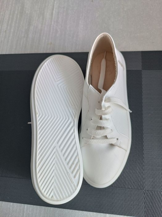Біленькі стильні кеди.