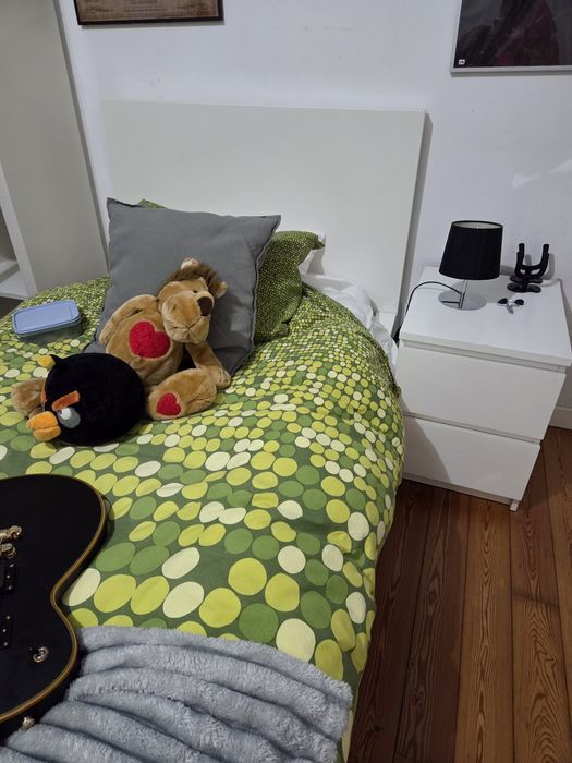 Cama (90)  e mesa cabeceira MALM