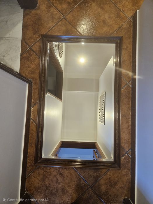 Espelhos com vidro biselado e moldura em madeira.