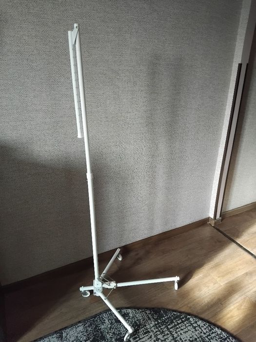 Підлогова пересувна вішалка