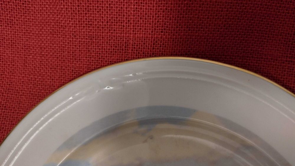 Prato porcelana gravura de veleiro,  rebordo dourado, sem marca