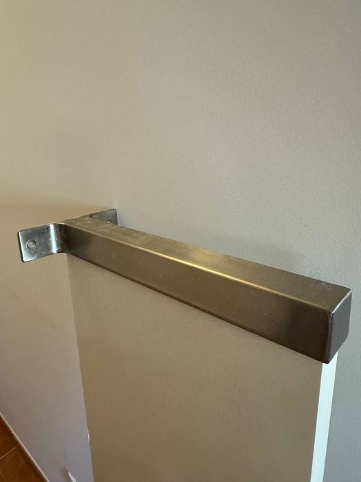estante branca para livros ou decoração com acabamento em meta 120x28 cm