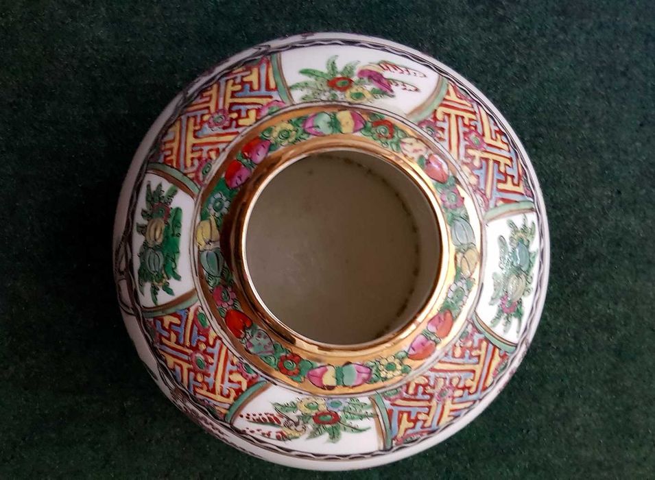 Pote com tampa em louça de Macau com peanha em madeira