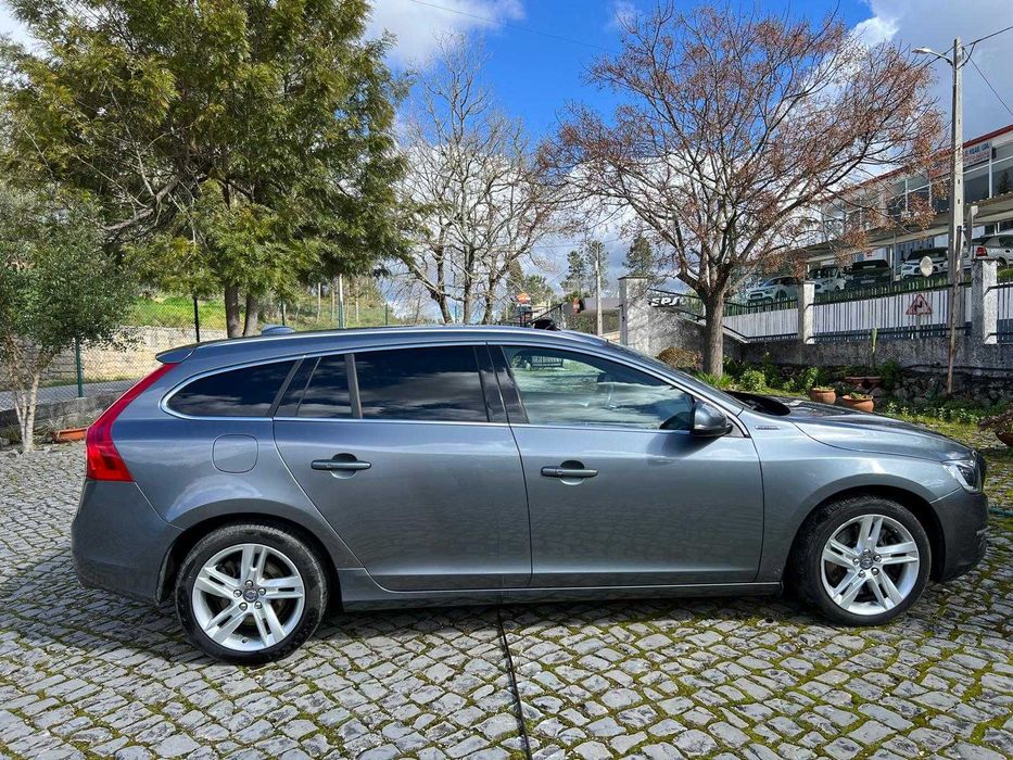 Volvo V60 D5 AWD PHEV c/ muitos extras e revisão completa