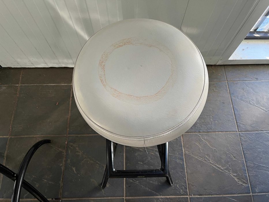 Conjunto de Bancos Altos Redondos com Apoio de Metal e Assento de Pele