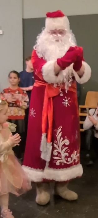 Примем в дар костюм Деда Мороза