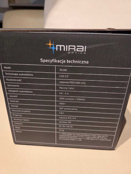 Projektor LED o rozdzielczości 1920 x 1080 -rzutnik na ścianę