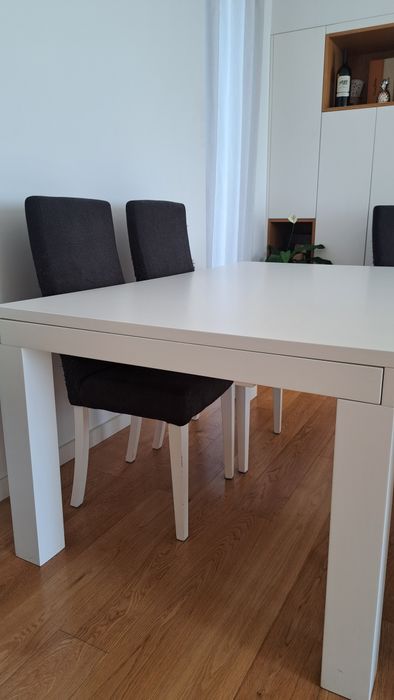 Vendo mesa de jantar extensível, cem cerejeira, lacada a branco.