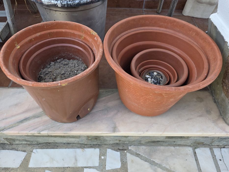 Varios vasos alguns de barro