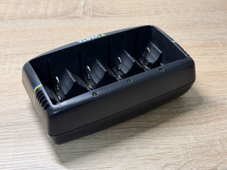 Зарядное устройство Varta Universal Charger 57668 BLI 1 NI-MH