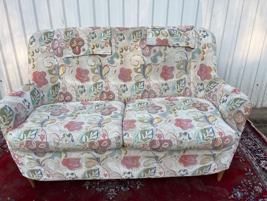 stara ładna sofa .