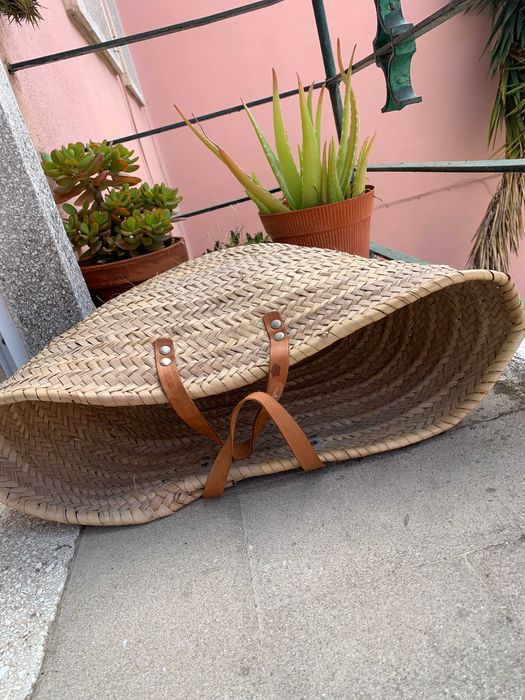 Cesta de vime natural artesanal com alças de couro