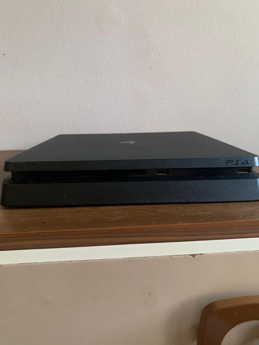 Vendo ps4 slim   Com jogos so nao tem comando