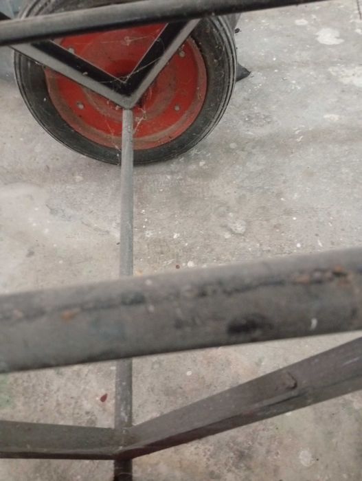Carro de mão em ferro