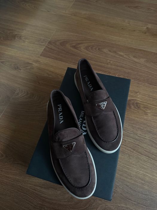 Лофери Prada майже нові