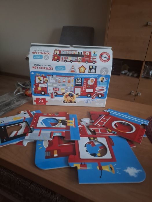 Puzzle z dziurką z serii "Poznaj kształty" Wóz strażacki