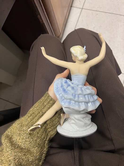 Балерина в голубом платье фигура