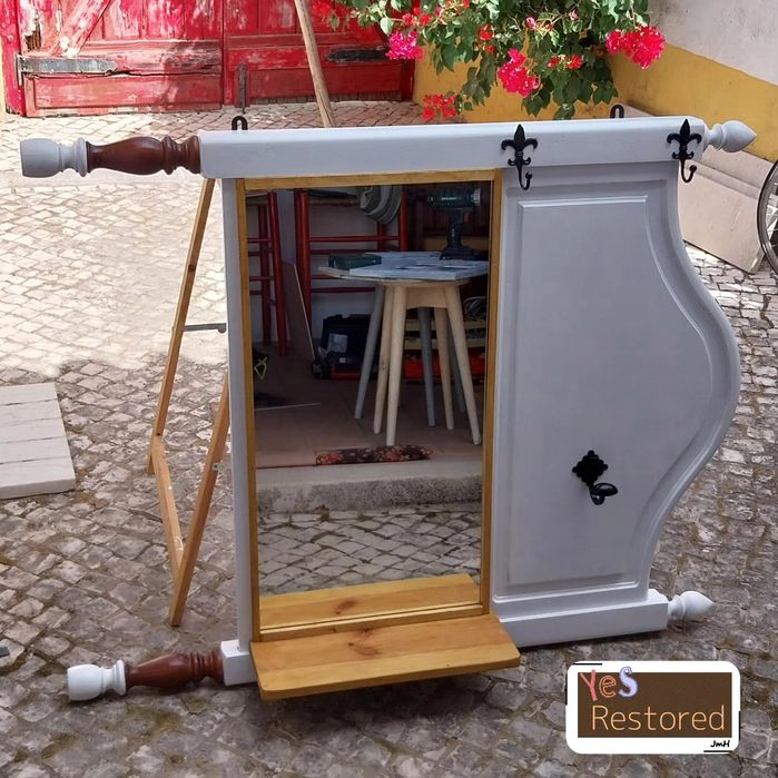 Bengaleiro numa Cabeceira de cama restaurada