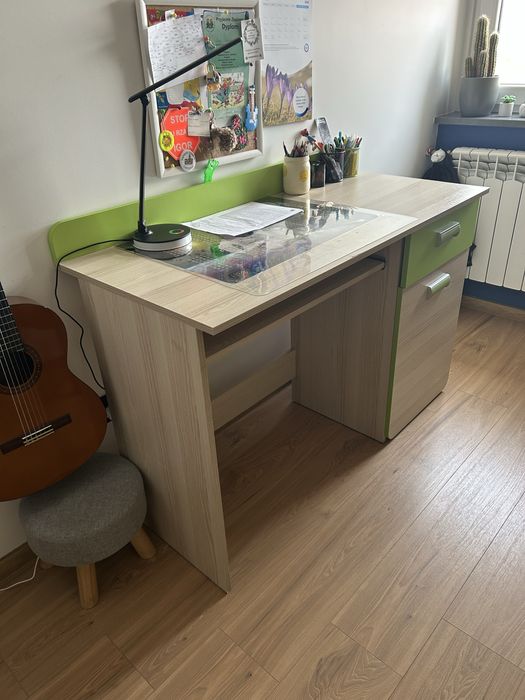 Łóżko z materacem i biurko w zestawie