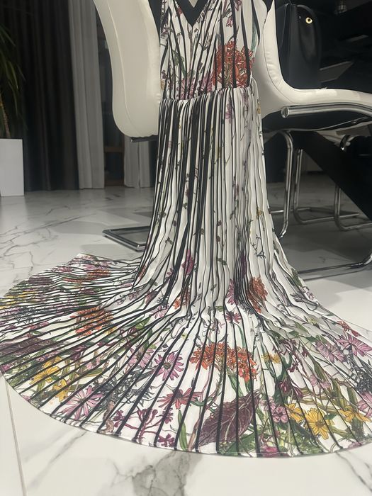 Шикарное фирменное Платье для особого поаздника