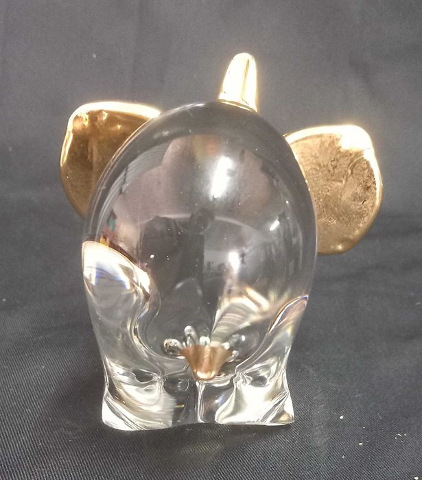 Estatueta de elefante em vidro transparente com detalhes em dourado.