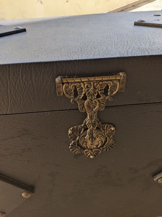 Vintage leather trunk426579113563269122