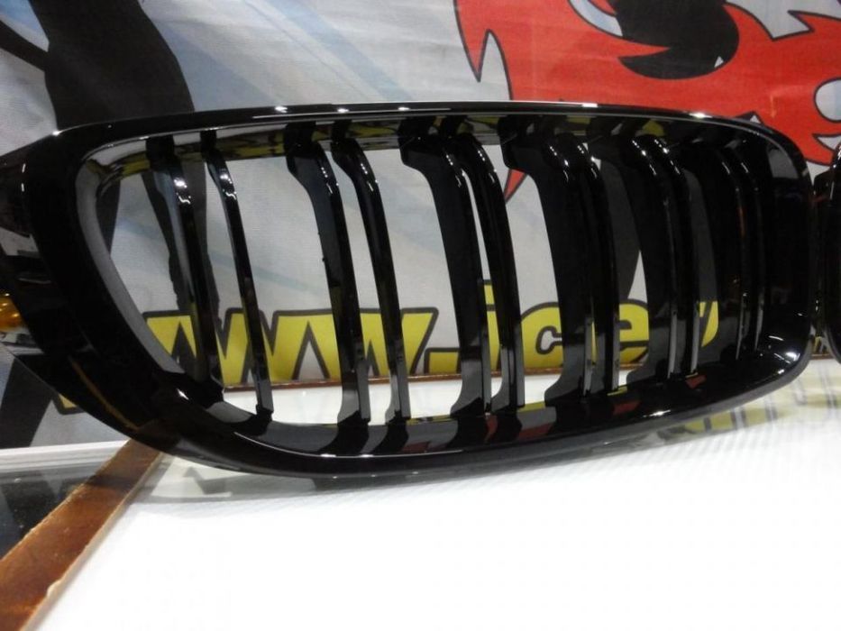 Grelha frontal BMW F32 / F32 / F36 M4 look / dupla lâmina em preto piano brilhante