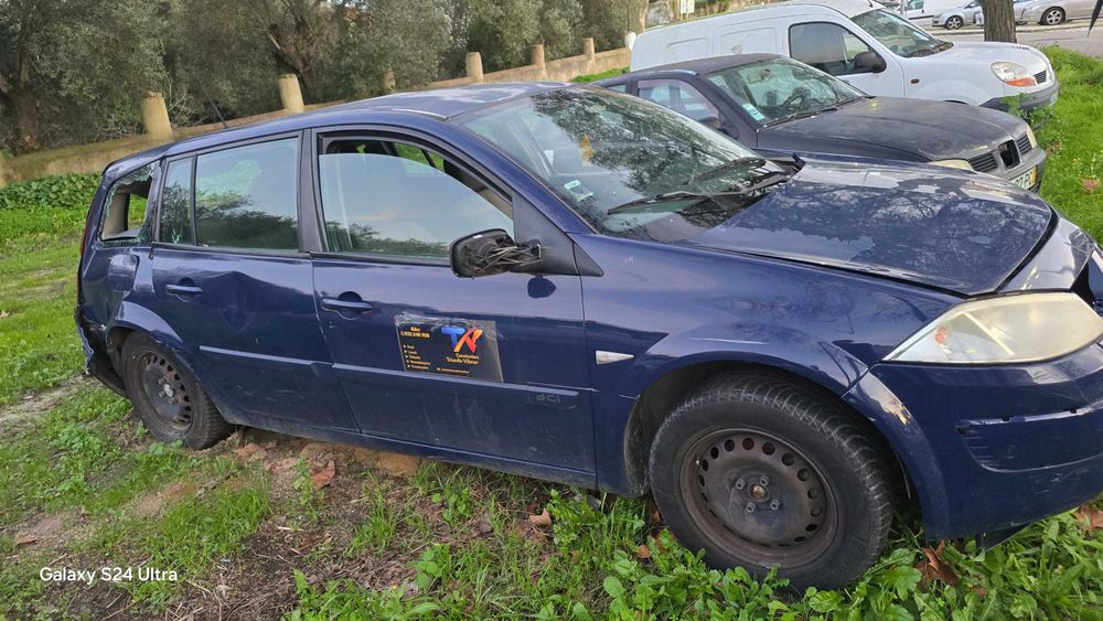 Renault megane batido com motor a funcionar
