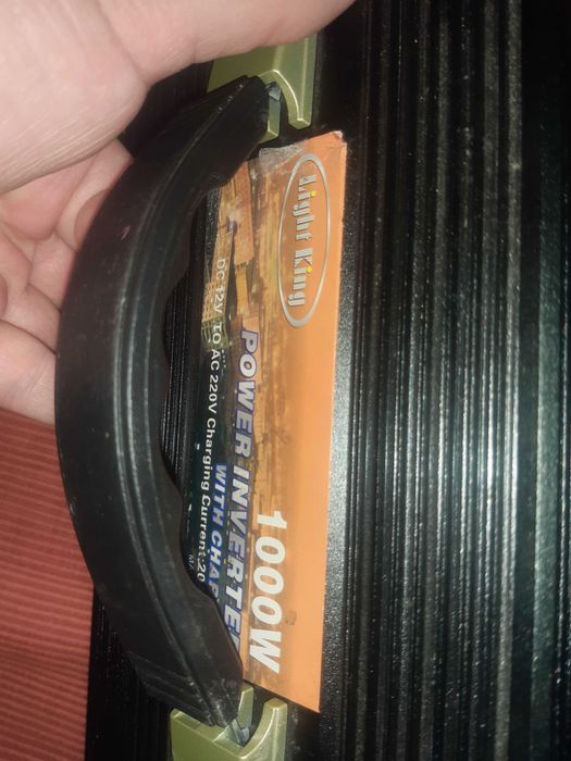 Инвертор 12в 220в Light King 1000W с зарядкой в не рабочем состоянии