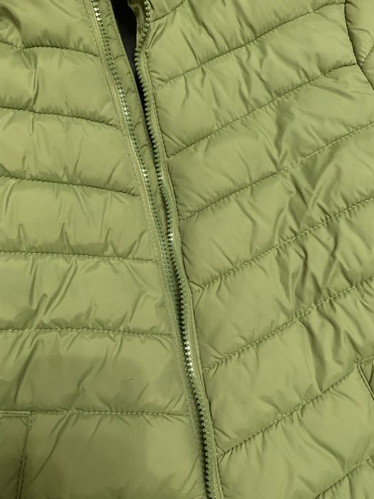 Куртка осень  носили пару раз есть небольшой   дефект