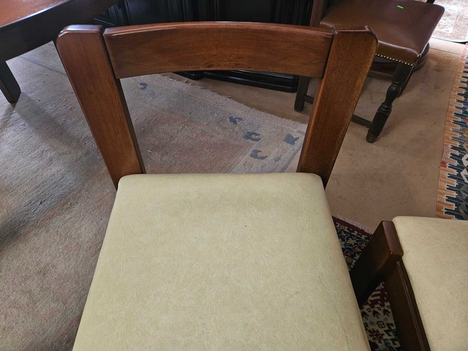 Cadeiras antigas - Muito robustas - bom estado geral - Valor unitário