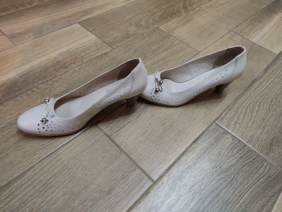 Kremowe pantofle buty Lasocki 41 skóra bdb jak nowe