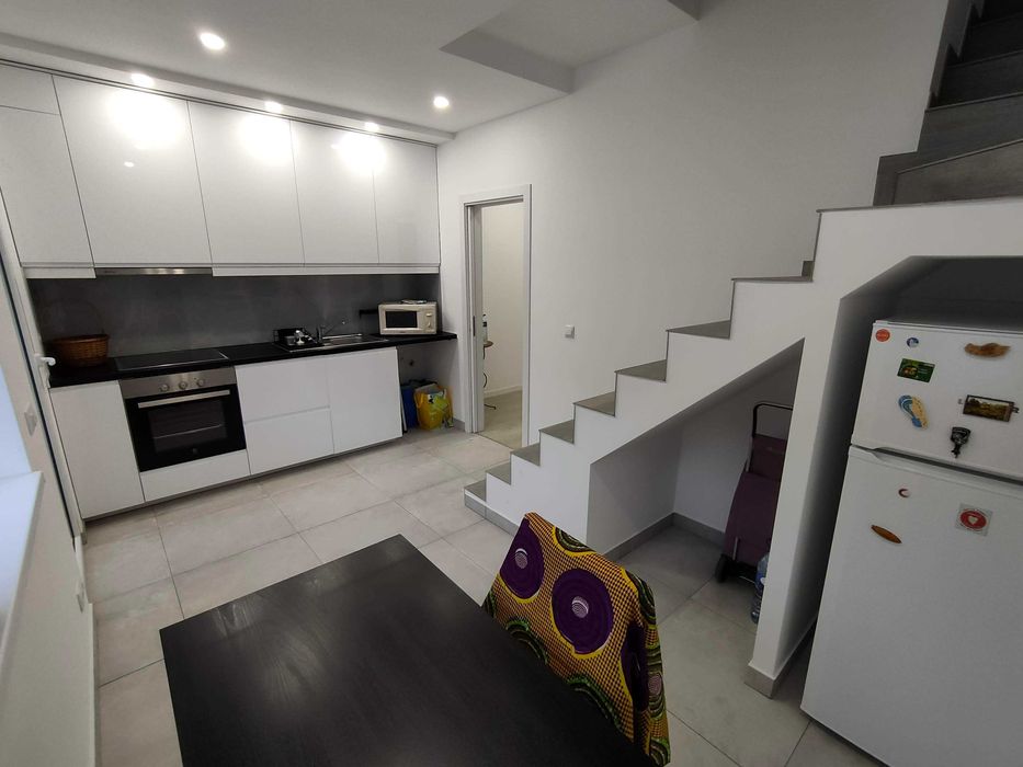 T2 remodelado com aproveitamento de sótão no centro de Almada