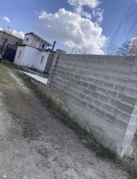 Участок под дом на берегу реки в городе