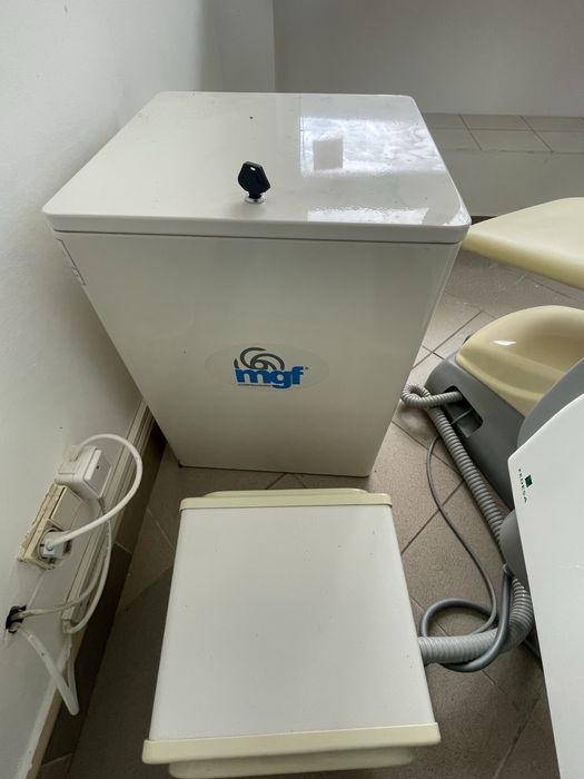 Fotel dentystyczny Fedesa plus kompresor komplet.