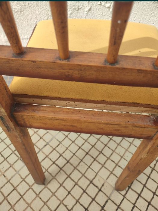 Cadeira de madeira para restauro