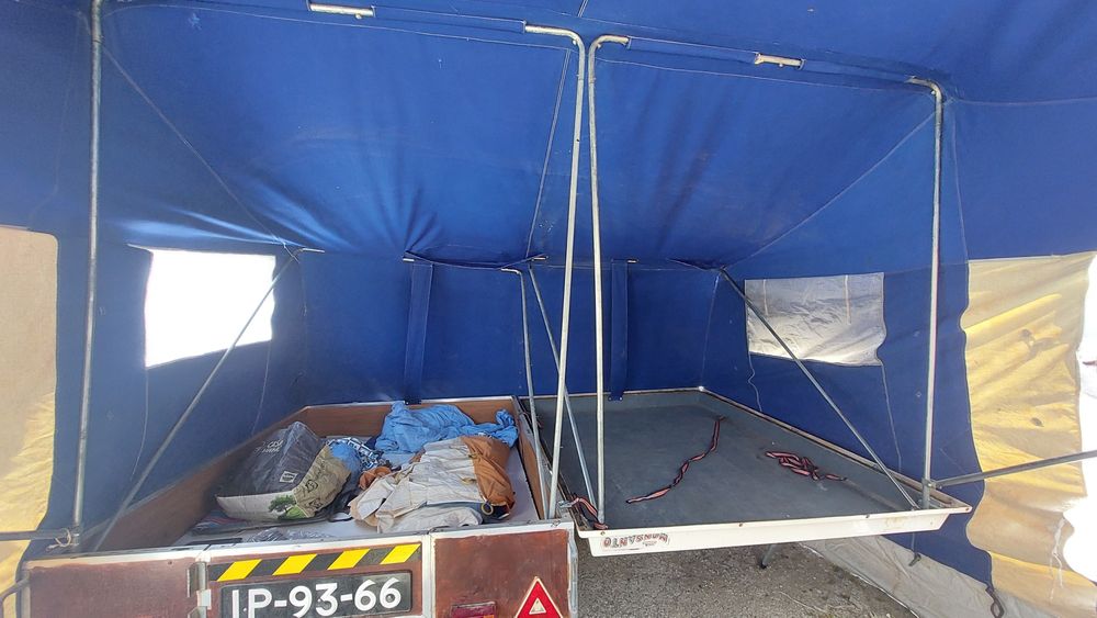 Atrelado tenda..