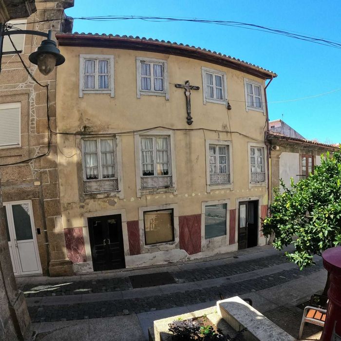 Prédio de 3 pisos para reabilitar no centro de Arcos de Valdevez