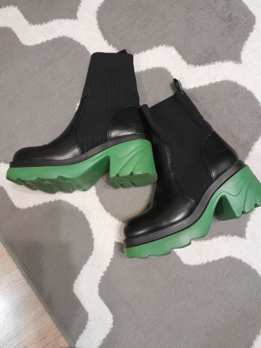 Stylowe botki na słupku