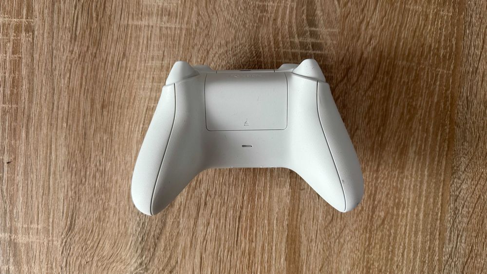 Xbox one X + 2 comandos originais