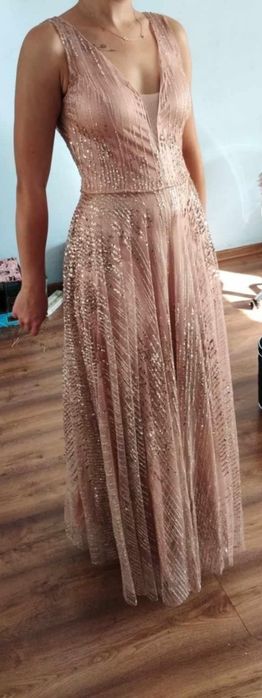 Długa błyszcząca suknia z cekinami i brokatem