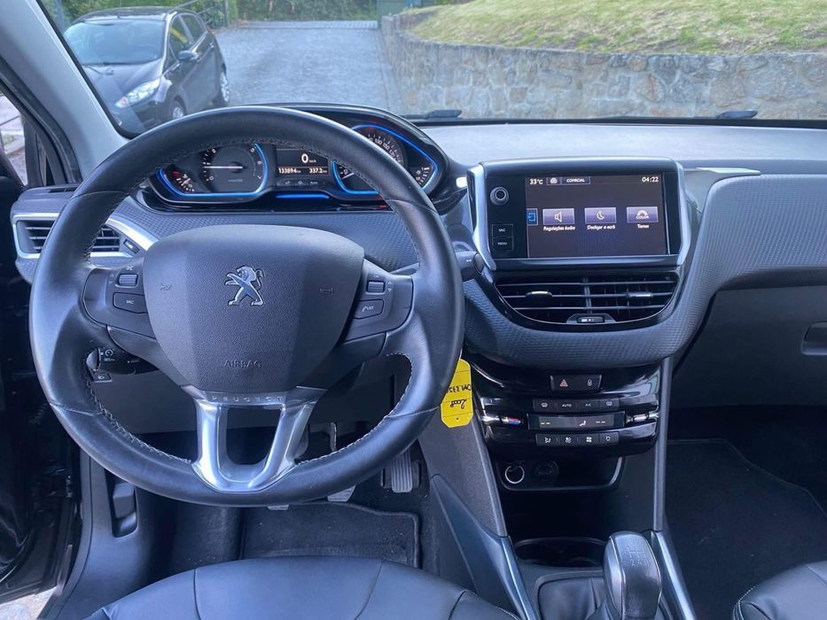 Peugeot 2008 1.2 VTi Allure (Pele + ecrã touch)